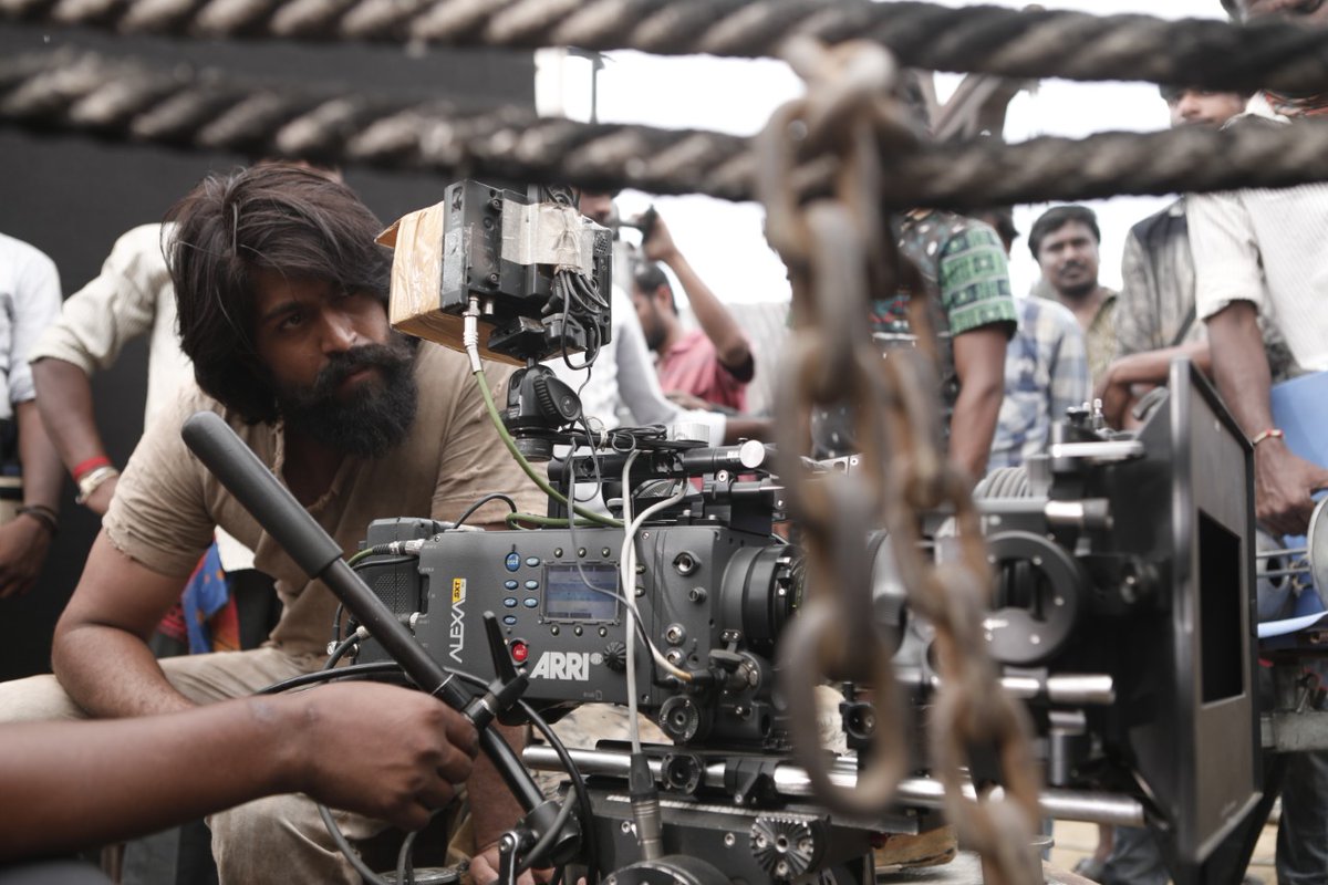 VinayYashCult's tweet photo. #EXCLUSIVE
ನಮ್ಮ "ರಾಕಿಂಗ್ ಸ್ಟಾರ್ ಯಶ್" ಅವರು ಅಭಿನಯದ ಕೆಜಿಎಫ್ ಚಾಪ್ಟರ್ ೧ ಚಿತ್ರದ ವರ್ಕಿಂಗ್ ಸ್ಟಿಲ್ಸ್..!
#1YearForMonsterHitKGF
#KGFChapter2FirstLook https://t.co/sqVZBO0wM8