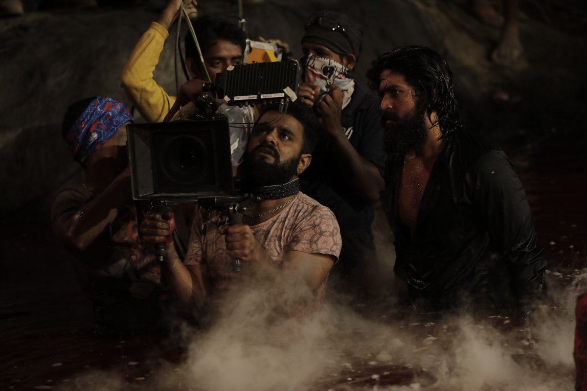 VinayYashCult's tweet photo. #EXCLUSIVE
ನಮ್ಮ "ರಾಕಿಂಗ್ ಸ್ಟಾರ್ ಯಶ್" ಅವರು ಅಭಿನಯದ ಕೆಜಿಎಫ್ ಚಾಪ್ಟರ್ ೧ ಚಿತ್ರದ ವರ್ಕಿಂಗ್ ಸ್ಟಿಲ್ಸ್..!
#1YearForMonsterHitKGF
#KGFChapter2FirstLook https://t.co/sqVZBO0wM8