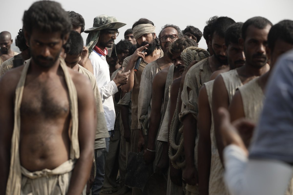 TeamYashFcTN's tweet image. #EXCLUSIVE 
ನಮ್ಮ &quot;ರಾಕಿಂಗ್ ಸ್ಟಾರ್ ಯಶ್&quot; ಅವರು‌‌ ಅಭಿನಯದ ಕೆಜಿಎಫ್ ಚಾಪ್ಟರ್ ೧ ಚಿತ್ರದ ವರ್ಕಿಂಗ್ ಸ್ಟಿಲ್ಸ್..!
#1YearForMonsterHitKGF 
#KGFChapter2FirstLook