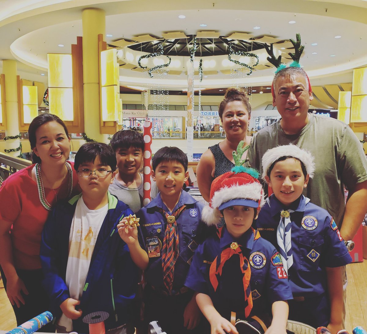 jilltokuda's tweet photo. Got #christmasgifts? We've got wrappers! Our @boyscouts Pack 229 is doing it's traditional #communityservice project at @WindwardMall! Come visit us today till 8pm &amp; tomorrow from 10am-6pm! #DenMom #giveback https://t.co/KYYq9pbn5t