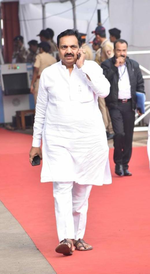 Jayant_R_Patil's tweet photo. म��ाराष्ट्र विकास आघाडी सरकारचे हिवाळी अधिवेशन, २०१९ मधील काही महत्वपूर्ण निर्णय !

✅ शेतकरी कर्जमाफी 
✅१० रुपयांत शिवथाळी.
✅  प्रत्येक विभागात एक मुख्यमंत्री कार्यालय.
✅ विदर्भातील प्रत्येक जिल्ह्याच्या विकासकामांचा आढावा.
✅ महापोर्टल मार्फत भरती प्रक्रियेला स्थगिती. https://t.co/x7Dwle2ZIY
