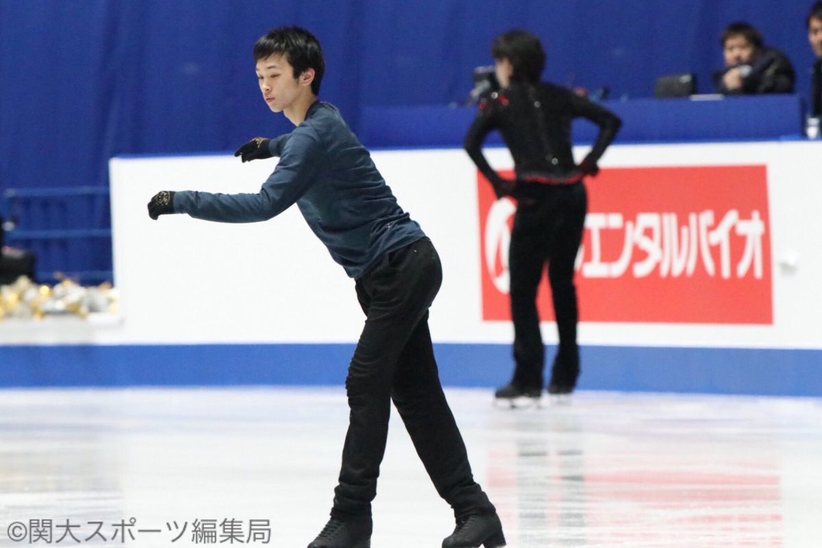 関大スポーツ編集局 アイススケート 第回全日本フィギュアスケート選手権大会 ４日目 於 代々木国立競技場 第一体育館 男子公式練習 第３グループの公式練習に須本光希 政策１ も参加しました 滑らかなスケーティング 流れのあるジャンプを見せ