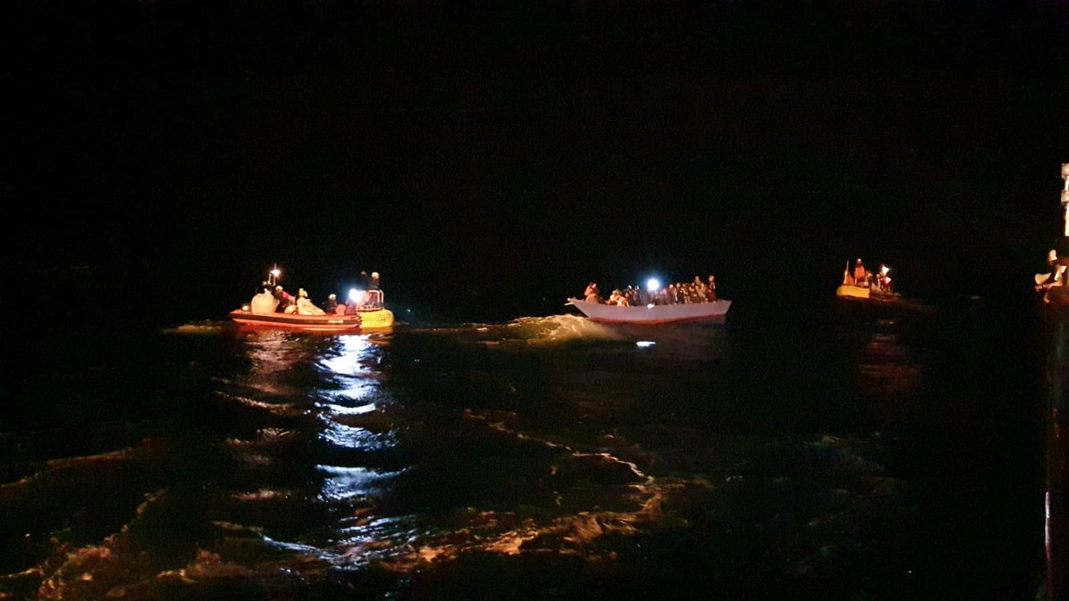 But #OceanViking's second rescue - which took place late that same night - was a different kettle of fish: fast-paced, dramatic &amp; quite terrifying to watch.
It was a wooden boat full of petrified people, zigzagging out of control in big waves.