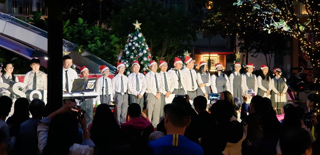 IanCarroll_hk's tweet photo. #Rosaryhill school choir knocking out the Christmas carols https://t.co/2AKmSr9MXG