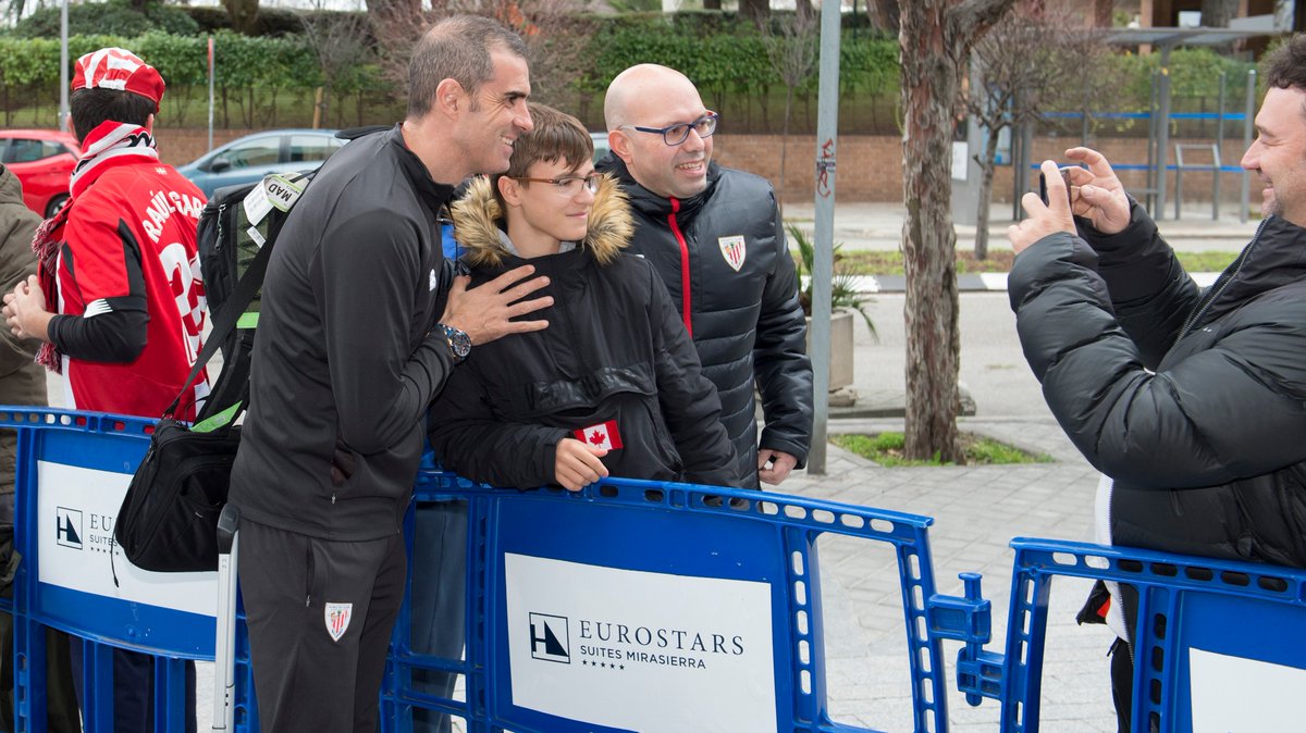 🤗 ¡Qué gozada el cariño que recibimos siempre! 

🔋 El equipo ya descansa en su hotel para reponer fuerzas de cara al compromiso de esta noche. 

📍 Hotel Eurostars Suites Mirasierra

#RealMadridAthletic #AthleticClub 🦁