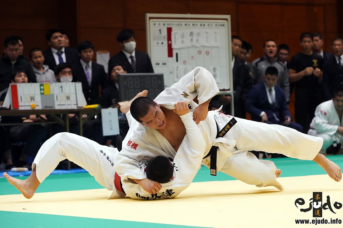 eJudo's tweet photo. [速報]東海大相模高が初優勝、終盤の苦戦をエース菅原光輝がことごとく収拾・第33回松尾三郎杯争奪全国選抜高等学校柔道大会

※3回戦の結果、準々決勝以降の対戦詳細を付しています
※写真は決勝、東海大相模の大将・菅原光輝が木更津総合の阿久津斗吾から大外刈「一本」。
https://t.co/sRoukecAbN https://t.co/arRRoT2m0D