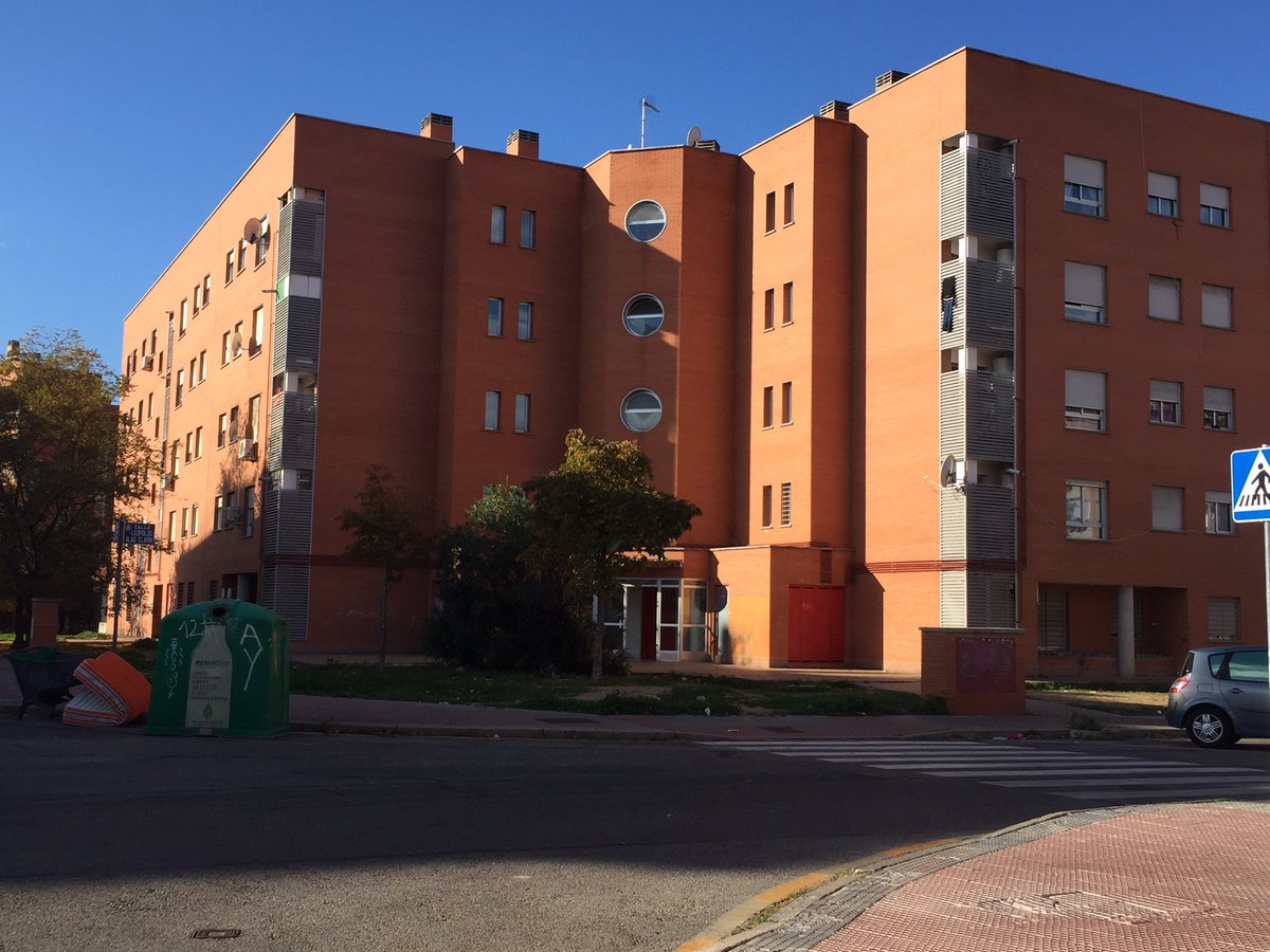 Clanes
Okupas
Chatarra
Higiene mínima
Enganches ilegales
Daño patrimonial
Lanzar objetos por las ventanas
Lumbres prendidas
Inseguridad
Tráfico d drogas
Focos d basura

¿Nuestro gordo de la lotería? Que se acabe ya este sufrimiento y los okupas salgan de nuestro barrio