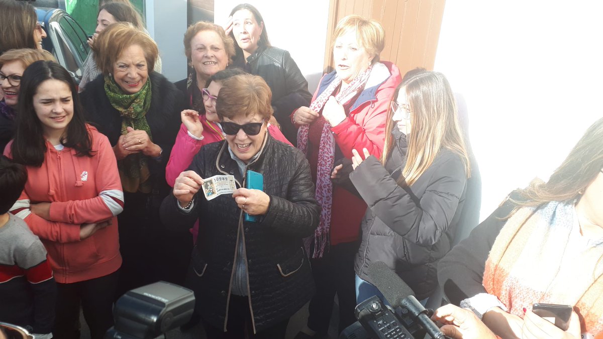 copealmendralej's tweet photo. 13,5 millones de euros (108 décimos) ha dejado en Fuente del Maestre el segundo premio de la Lotería de Navidad. El 10989 ha sido vendido por la única administración de lotería de la localidad, ubicada en la calle Tronera. Salud Ramos regenta la administración. https://t.co/JWKypBQpD9