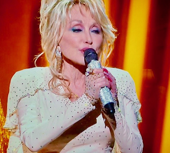 MicSleeves1's tweet photo. @DollyParton still the classiest most beautiful  Queen of the stage. We thank you for using our @MicSleeves1  sleeves at the CMA's. https://t.co/PVigEeknpJ