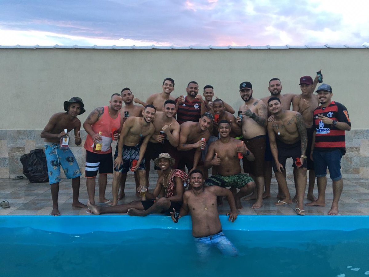 CrfHelbertSouza's tweet photo. A família sempre está junto ❤️🍻 https://t.co/9fhha1zNkR