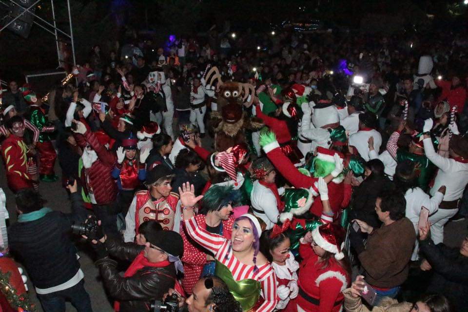 AdrianRubalcava's tweet photo. Hoy tuve el honor de que Santa 🎅🏼 nos acompañara al encendido del árbol en la Alcaldía de #Cuajimalpa 
¡¡Gracias a todos por acompañarme!!
#NavidadMágicaEnCuajimalpa2019 https://t.co/KTcShyjY9u