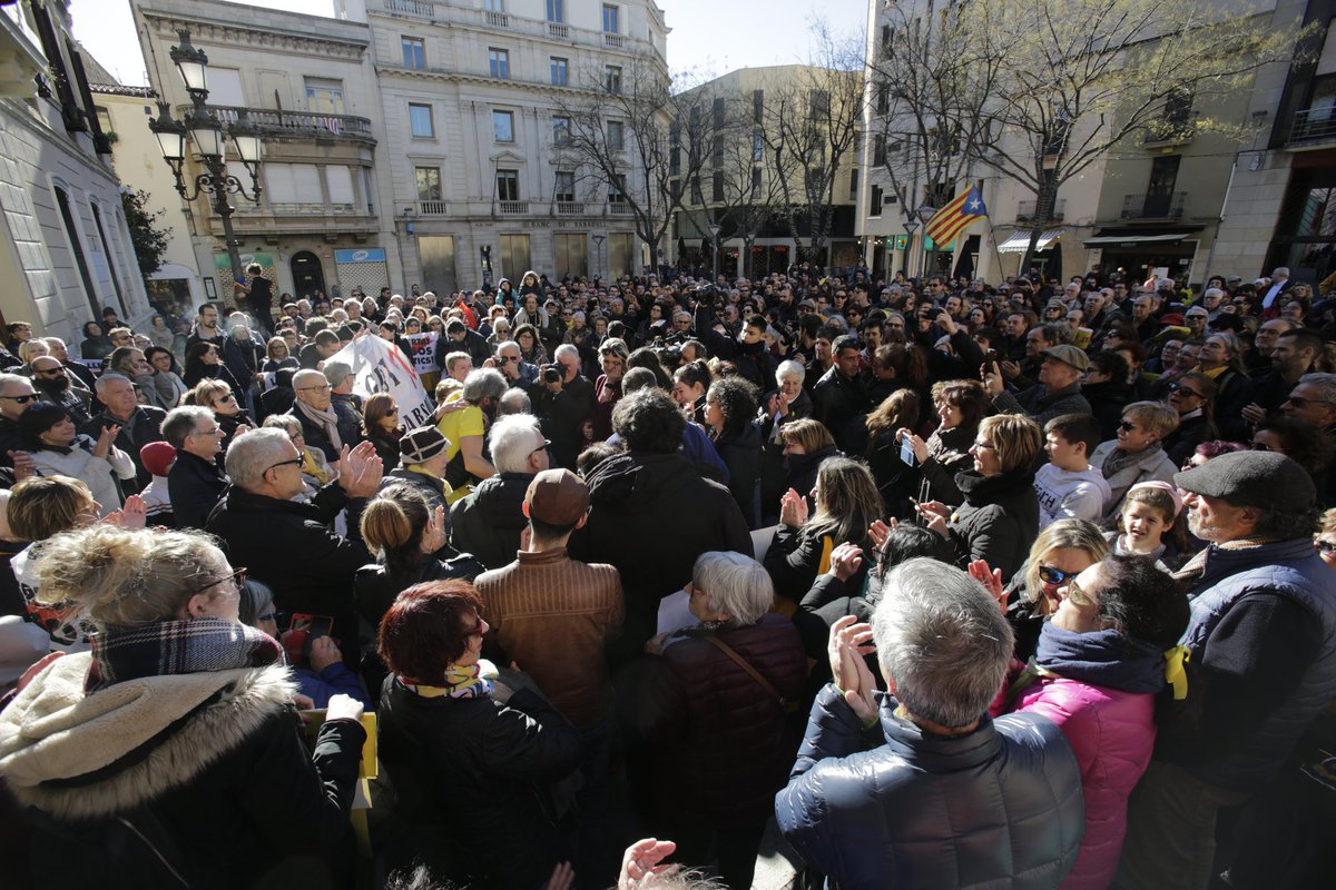 lluisbrunet's tweet photo. Ja tenim al Xavier a casa, però malgrat tot no i són TOTES. Per les persones preses, exiliades i encausades seguim als carrers!
#Detingudes23S #LlibertatPresesipresospoliticsiexiliats @AlertaSolidaria @centre_IRIDIA @CDRCatOficial https://t.co/al8NRSL1bk