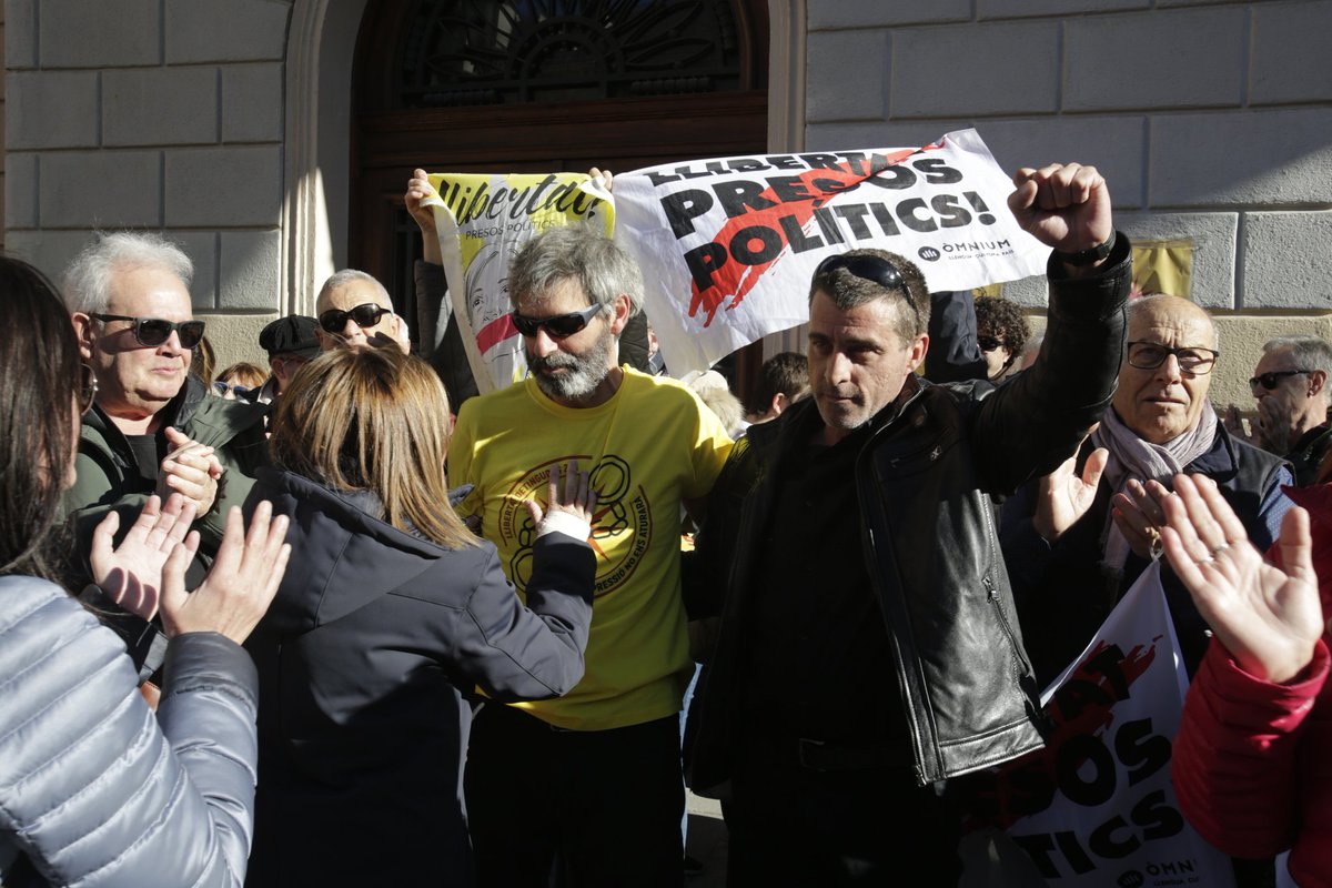 lluisbrunet's tweet photo. Ja tenim al Xavier a casa, però malgrat tot no i són TOTES. Per les persones preses, exiliades i encausades seguim als carrers!
#Detingudes23S #LlibertatPresesipresospoliticsiexiliats @AlertaSolidaria @centre_IRIDIA @CDRCatOficial https://t.co/al8NRSL1bk