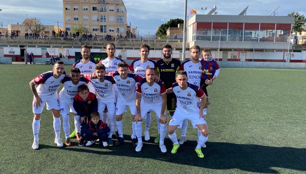 udpoblense's tweet photo. El millor d'aquest 2019, amb molta diferència, veure el nostre míster @oscar_troya així de content i amb tota l'energia del món #OrgullPobler 🔴🔵⚽️ https://t.co/iFTcrJz5ie
