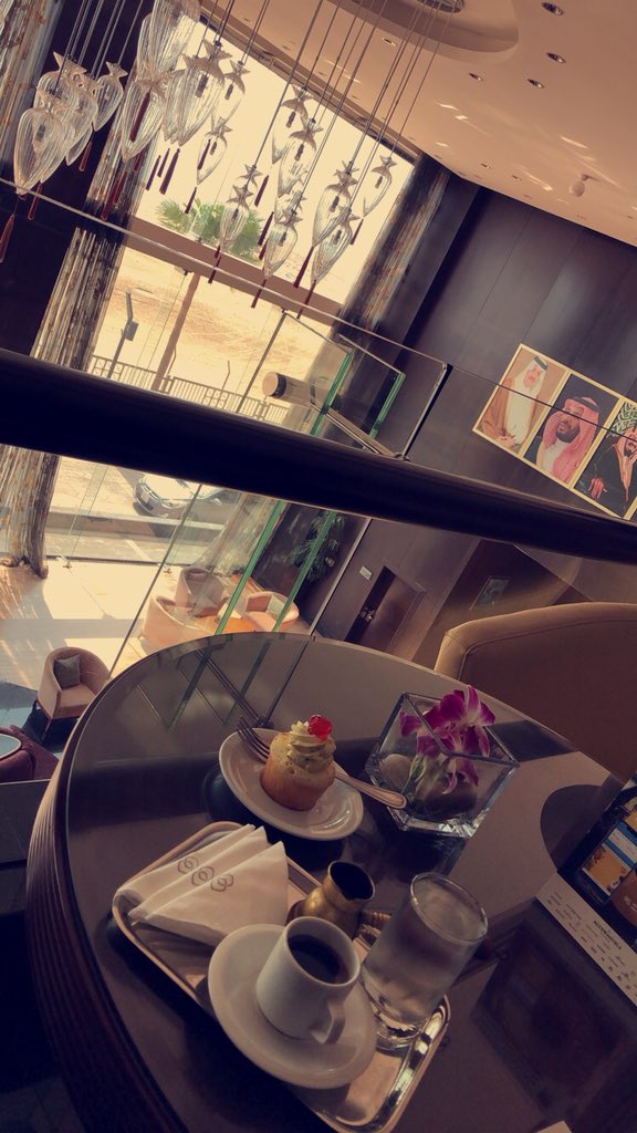 #الليله_الطويله
الصمت يملاني حكي وأنثره بووح' 

وأعيد ترتيب الحكي وأمتلي صمت" 
.
.
#صمت