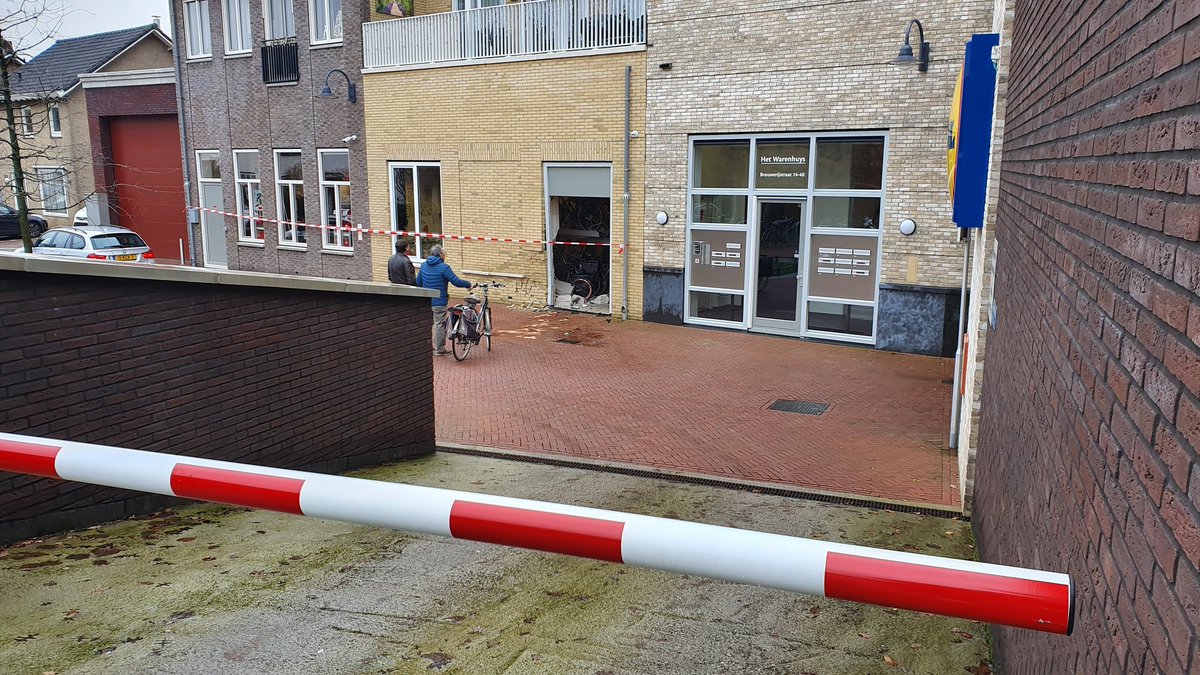 CollinBeijk's tweet image. De bewoners van apartementencomplex Het Warenhuys in Rosmalen moesten korte tijd hun huis uit, maar zijn inmiddels weer thuis laat Twan Salimans van de Vereniging van Eigenaren weten. "Het was wel even schrikken, dit is de eerste keer dat dit gebeurt." @omroepbrabant