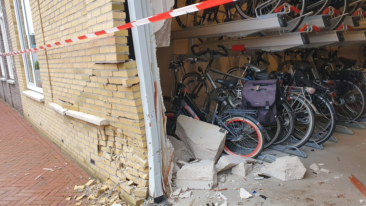 CollinBeijk's tweet image. De bewoners van apartementencomplex Het Warenhuys in Rosmalen moesten korte tijd hun huis uit, maar zijn inmiddels weer thuis laat Twan Salimans van de Vereniging van Eigenaren weten. "Het was wel even schrikken, dit is de eerste keer dat dit gebeurt." @omroepbrabant