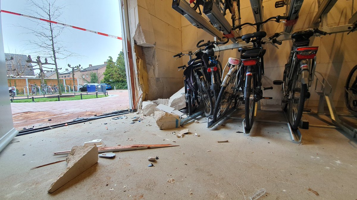 CollinBeijk's tweet image. De bewoners van apartementencomplex Het Warenhuys in Rosmalen moesten korte tijd hun huis uit, maar zijn inmiddels weer thuis laat Twan Salimans van de Vereniging van Eigenaren weten. "Het was wel even schrikken, dit is de eerste keer dat dit gebeurt." @omroepbrabant