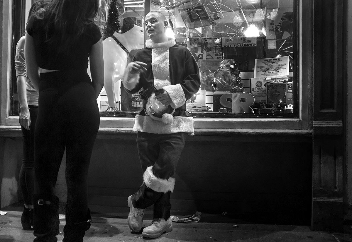 bobcooley's tweet photo. Santa got Game
#FujiX100F
1/60@ƒ/2-ISO2000
#Santa #smooth #christmas #candid #streetphotography #colorsofnight #Fujifilm #GreenwichVillage #WestVillage #citylife #NewYorkStories #PeopleWatching #Documentary #fujifeed #myFujiFilm #Fujilove #Manhattan #FujifilmX_US #streetscenes https://t.co/4Y50u7CwU3