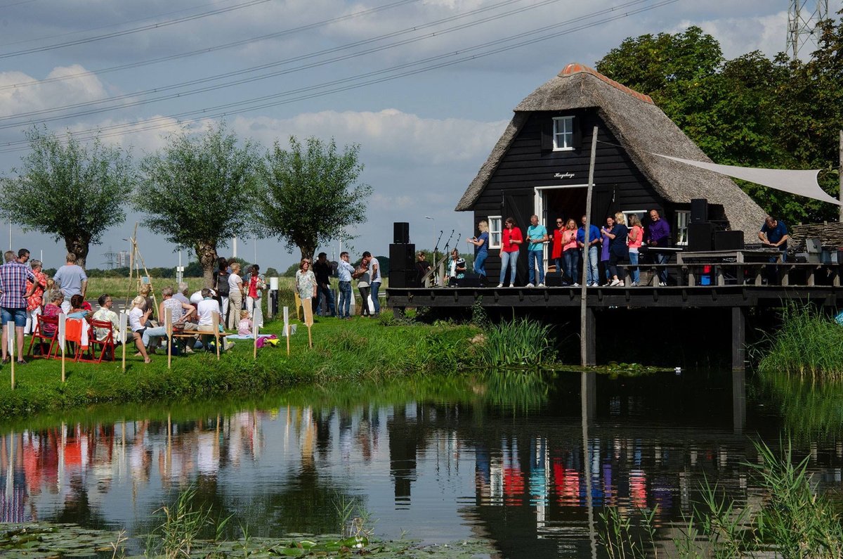 BramRozaFes's tweet photo. Zet gelijk in je agenda van 2020: Bram Roza Festival 4 - 10 juli! Kunst, poëzie, proza, cameretten, wij zijn al druk bezig om er weer een bijzondere week van te maken die je niet mag missen. https://t.co/4oexljjKoZ