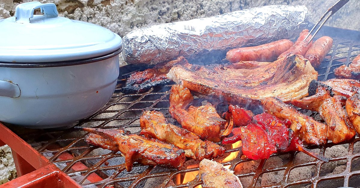 More wonders from our family trip back to the home I grew up in #Umzinto 

Sometimes you need to be reminded that old-fashioned methods are still the best

#EnamelPots keep braaied meat warm!

Teenager's response: 'That's so aesthetic  ... could we get one at #LeCreuset?'

Me: 🙄