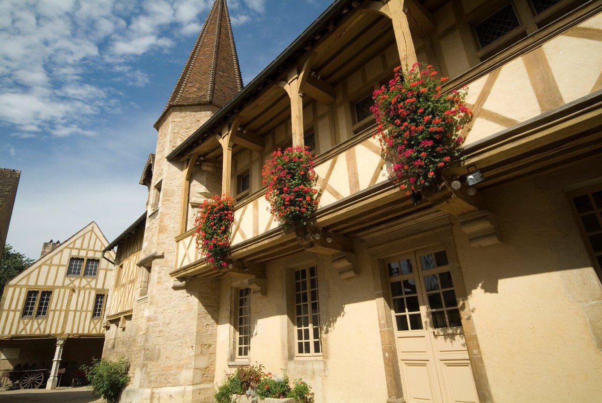HISTOIRE_DU_VIN's tweet photo. Coulisse : toutes nos félicitations à Aurelie MARCONNET nouvelle Présidente de l’Association des Amis du Vieux Beaune. https://t.co/FFV4fzHpUg