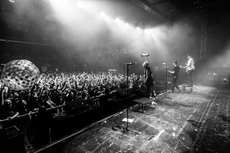 ZSKberlin's tweet photo. Bämm! Was war das für ein grenzgenialer Jahresabschluss beim Punk im Pott? Jetzt nen paar Tage Beinchen hochlegen und wieder klarkommen. Uff...

(Foto: @michael_raadts) #zsk #punkimpott #supersause #sondaschule #pascow #toydolls #cryssis #maleleve https://t.co/mtJtAPOjMf
