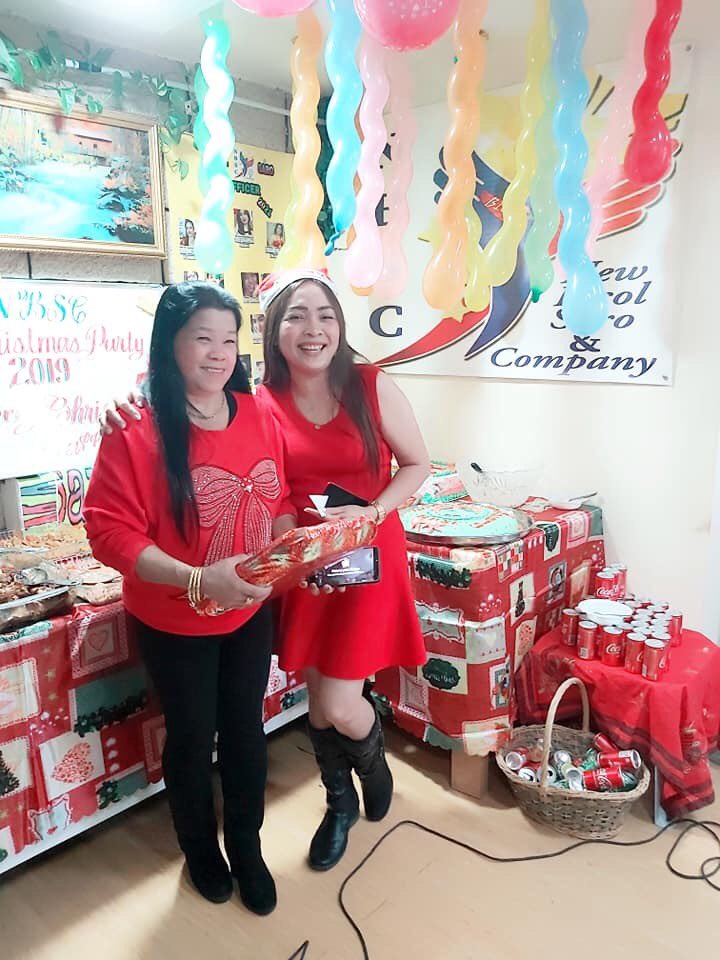 ArianeJersey's tweet photo. Those smiles though....
Sobrang Happy makatanggap ng regalo.

#ChristmasParty2019 https://t.co/XTQm4CyEJg
