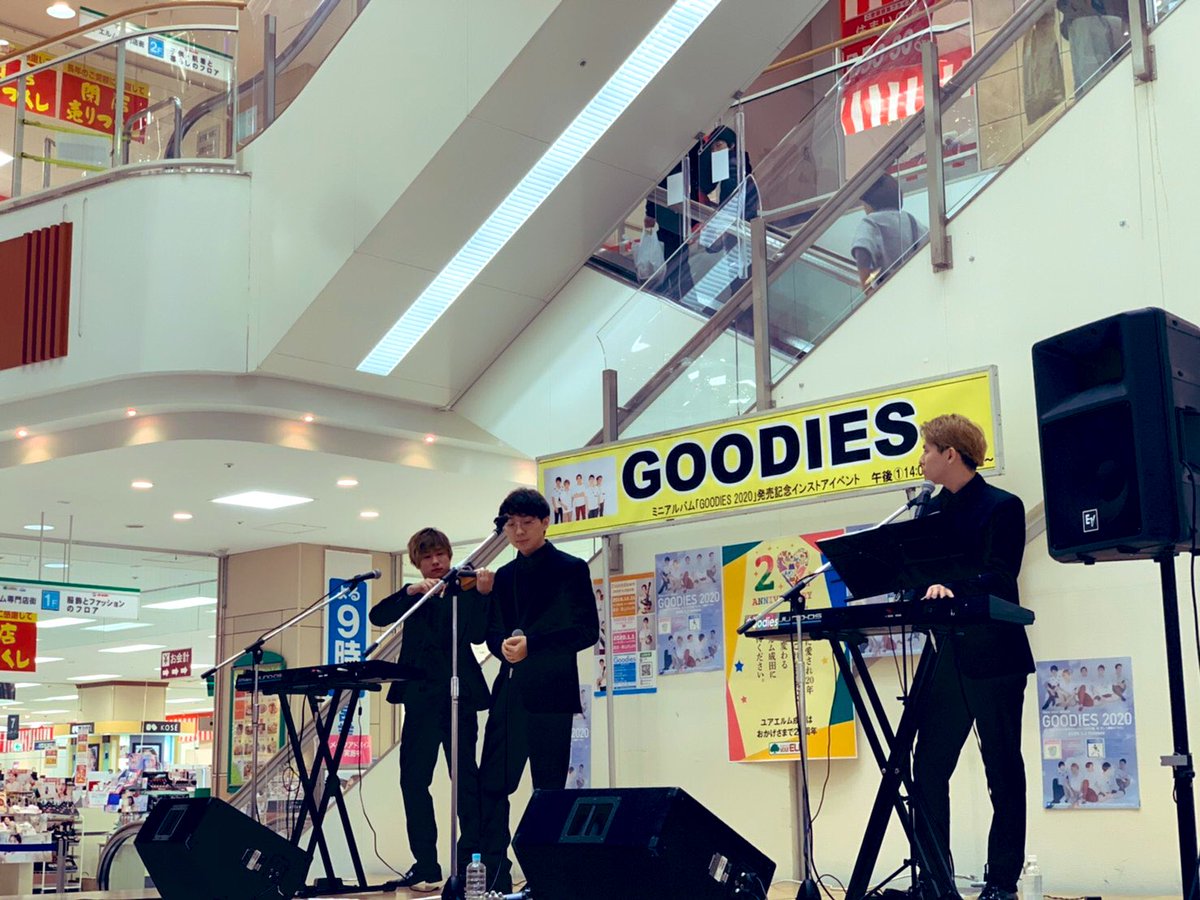 Shunhayabusaman's tweet photo. ユアエルム成田でのインストアライブでした🎄
ユアエルム成田さん20周年おめでとうございます🎊
そして観に来てくれた皆さんありがとうございましたーー🙌🙌
明日は浅草GoldSoundsでライブです👍
#ユアエルム成田 #インストアライブ #WA2020GD https://t.co/ddNXYxSmSG