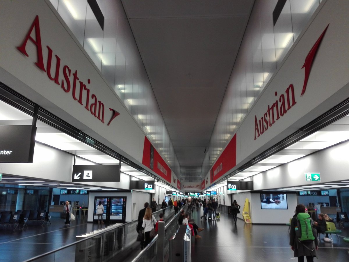 DKortschak's tweet photo. Viel los heute am @flughafen_wien #VIE. Aber trotzdem in 20 Minuten vom #Railjet am Gate. Trotz Gepäck. Überall freundlich bedient, an der #Security, im #Heinemann- #DutyFree und in der #Bierbar - wo's auch besten Kaffee gibt. 🛫 ☕ https://t.co/PTFApDYYSn