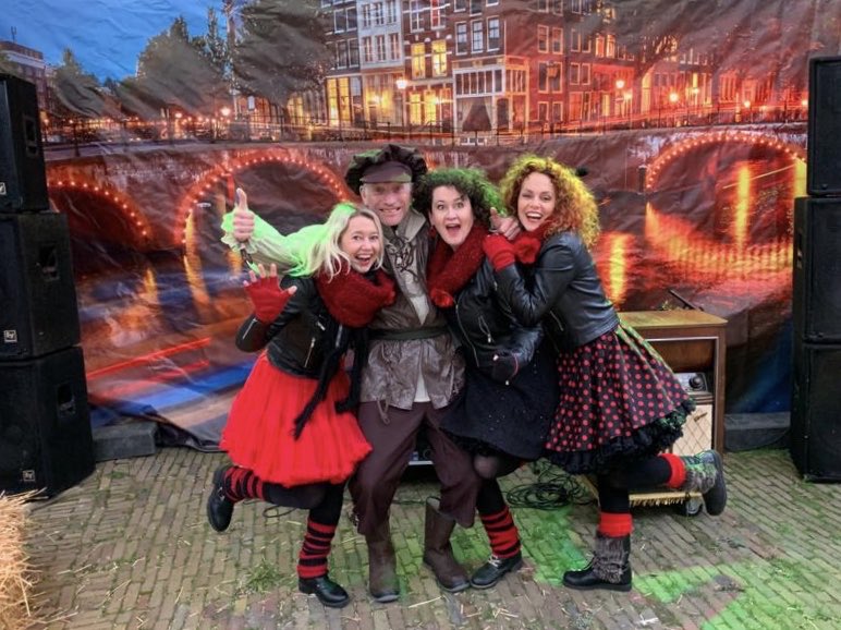 Heb je pauwergirls.nl gisteren gemist <a href="/Kerstinoudkampe/">Kerst in Oud Kampen</a> ? Geen punt! Vandaag spelen we weer @Keizerskwartier 16-21 en we wisselen af met <a href="/Berryvandorp/">🎺Berry van Dorp🎺</a> #kiok #bethere #✨ #🎄#🎼