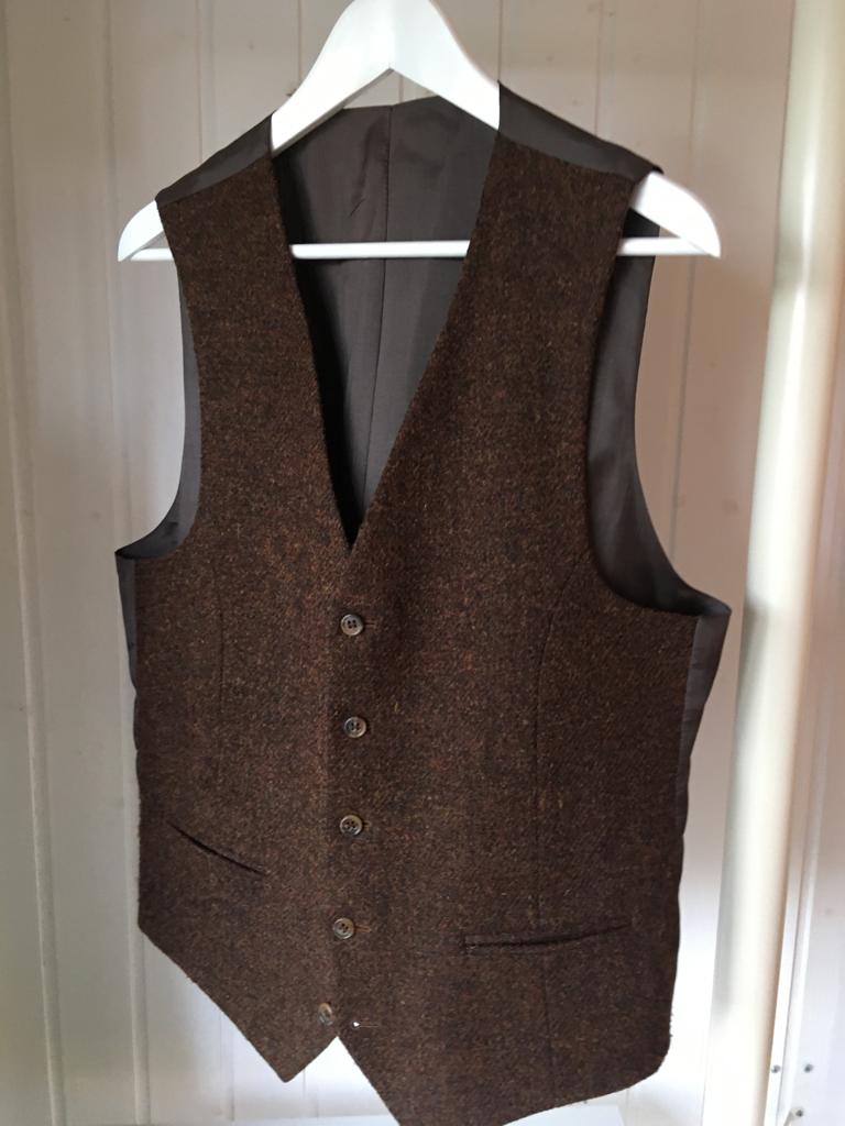Schleistrand's tweet photo. Hochwertige Tweed-Westen aus Irland und England. Verschiedene Farben und Größen. Preise von 106 bis 158 Euro.
Sehr schick zu Jeans!

Ab jetzt im Pop-up-Shop im Schwanenhof
Strandweg 2
24864 Brodersby an der Schlei

Wir haben auch Mützen (Peaky Blinders-Style), Schals und Decken. https://t.co/ogdRzI9f0t