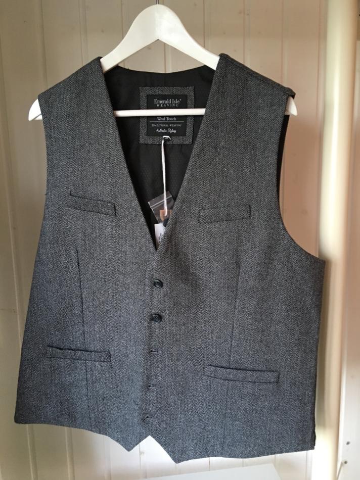 Schleistrand's tweet photo. Hochwertige Tweed-Westen aus Irland und England. Verschiedene Farben und Größen. Preise von 106 bis 158 Euro.
Sehr schick zu Jeans!

Ab jetzt im Pop-up-Shop im Schwanenhof
Strandweg 2
24864 Brodersby an der Schlei

Wir haben auch Mützen (Peaky Blinders-Style), Schals und Decken. https://t.co/ogdRzI9f0t
