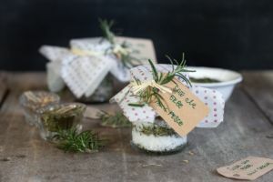 Sale Maldon e erbe aromatiche {regali home made} ift.tt/3705m5a #posatespaiate #ricetta #cibo