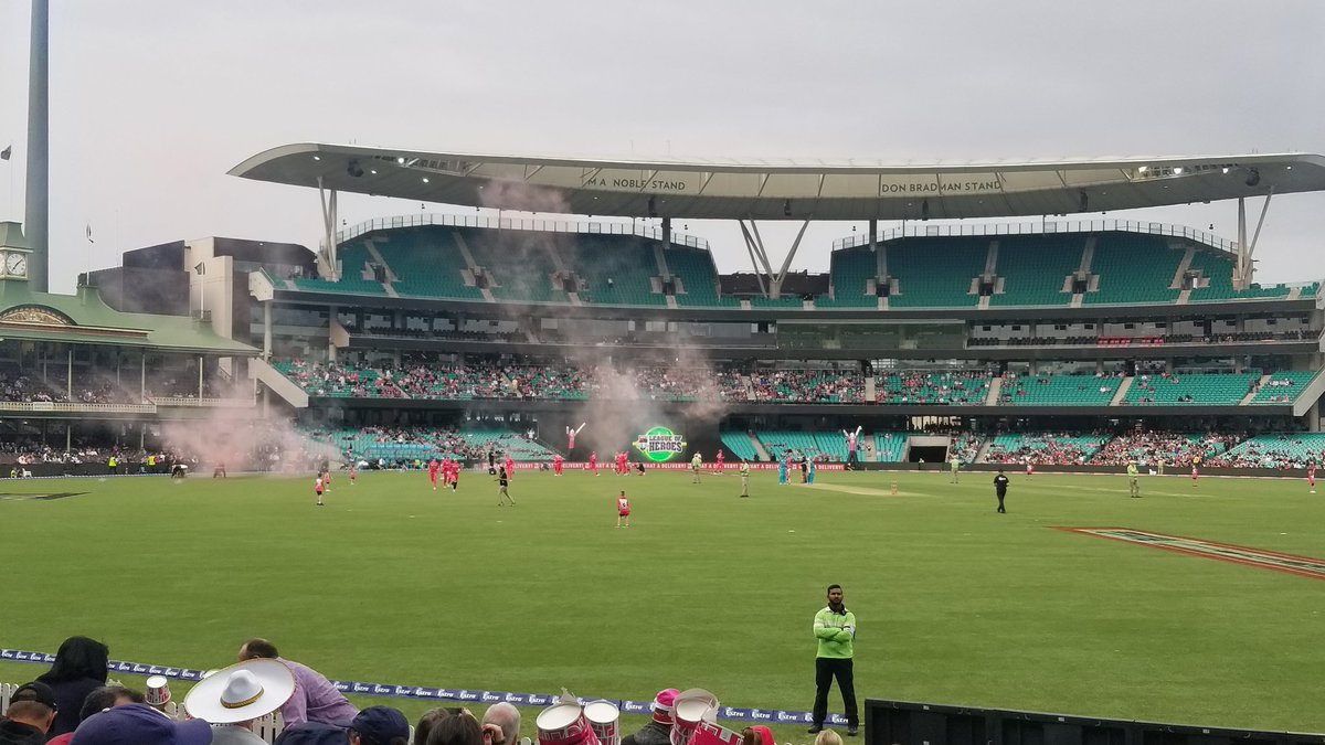 EthanRitz's tweet image. Beautiful night for the @BBL @HeatBBL vs. @SixersBBL at one of my favourite stadiums in the world, the gorgeous @scg #christmasbash