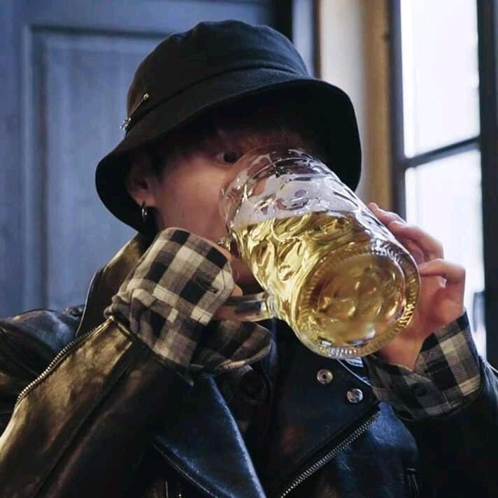 nokNochuTxn_97's tweet image. สับสนไปหมด 55555555555 ตอนดื่มเบียร์เหมือนดื่มนมอุ่นๆๆๆก่อนนอน แต่พอดื่มนมกลับเหมือนยืนดื่มเบียร์อยู่หน้าบาร์เท่ห์ๆๆๆๆเลยอ่ะ