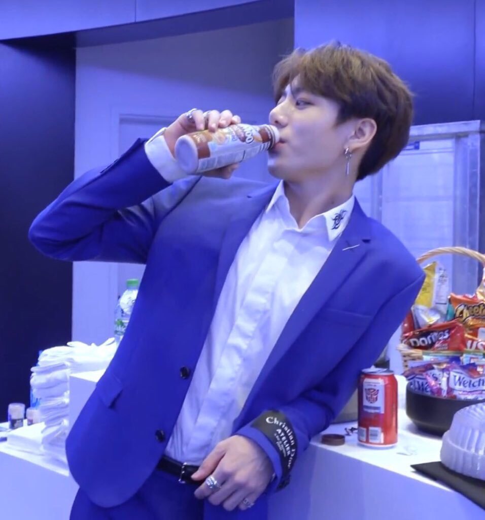 nokNochuTxn_97's tweet image. สับสนไปหมด 55555555555 ตอนดื่มเบียร์เหมือนดื่มนมอุ่นๆๆๆก่อนนอน แต่พอดื่มนมกลับเหมือนยืนดื่มเบียร์อยู่หน้าบาร์เท่ห์ๆๆๆๆเลยอ่ะ