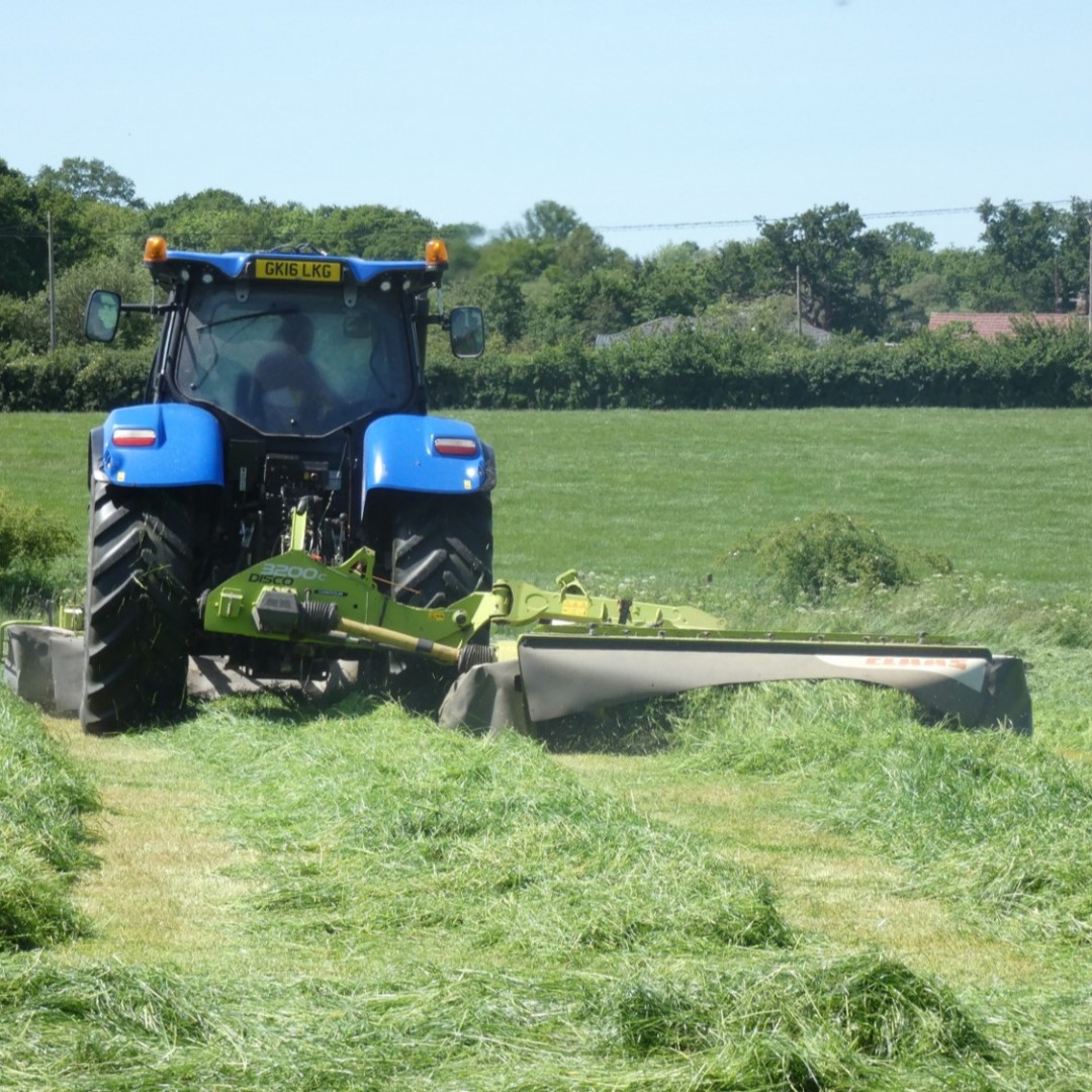 FGSAgri's tweet photo. Day 22 of our #AdventCalendar
Mowing in June using our rear mounted Claas DISCO mower in combination with our front mounted DISCO mower. #FGSAgri #Mowing #ClaasDISCO #Claas #NewHoland https://t.co/0CbvWusZIu