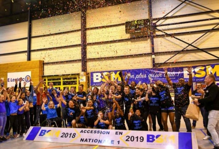 BHandball's tweet photo. 🎈RETRO 2019🎈

✖️Certainement, une des plus belles photos et des plus belles soirées de 2019..♥️
✖️18 Mai 2019 nos #Amazones et toute la famille BSM Montluçon Handball fêtaient la montée en N1F!

#GrandirEnsemble #Amazones

📸 Catherine SENOTIER https://t.co/KmLglmhcPw