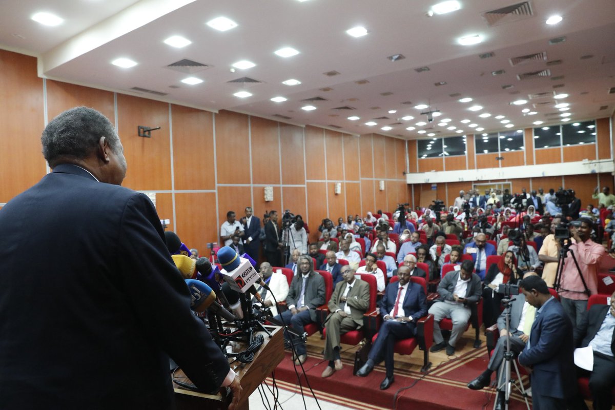 يجب التعامل مع الاعلام والاعلام البديل كوسيلتين تكملان بعضهما بعضاً لنشر المعلومات والاخبار. الإعلام البديل يتحدث لغة العامة في إطارها الواسع، خصوصاً في أوساط الشباب.