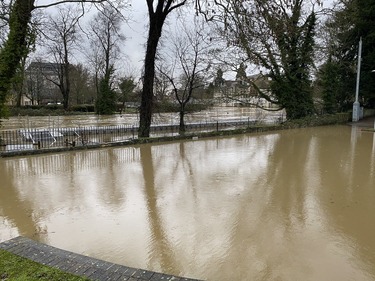Live from Maidstone, Kent, uk this morning 22nd December, #rivermedway flooding quite badly in town centre now. #severeweather #Flood #ukweather