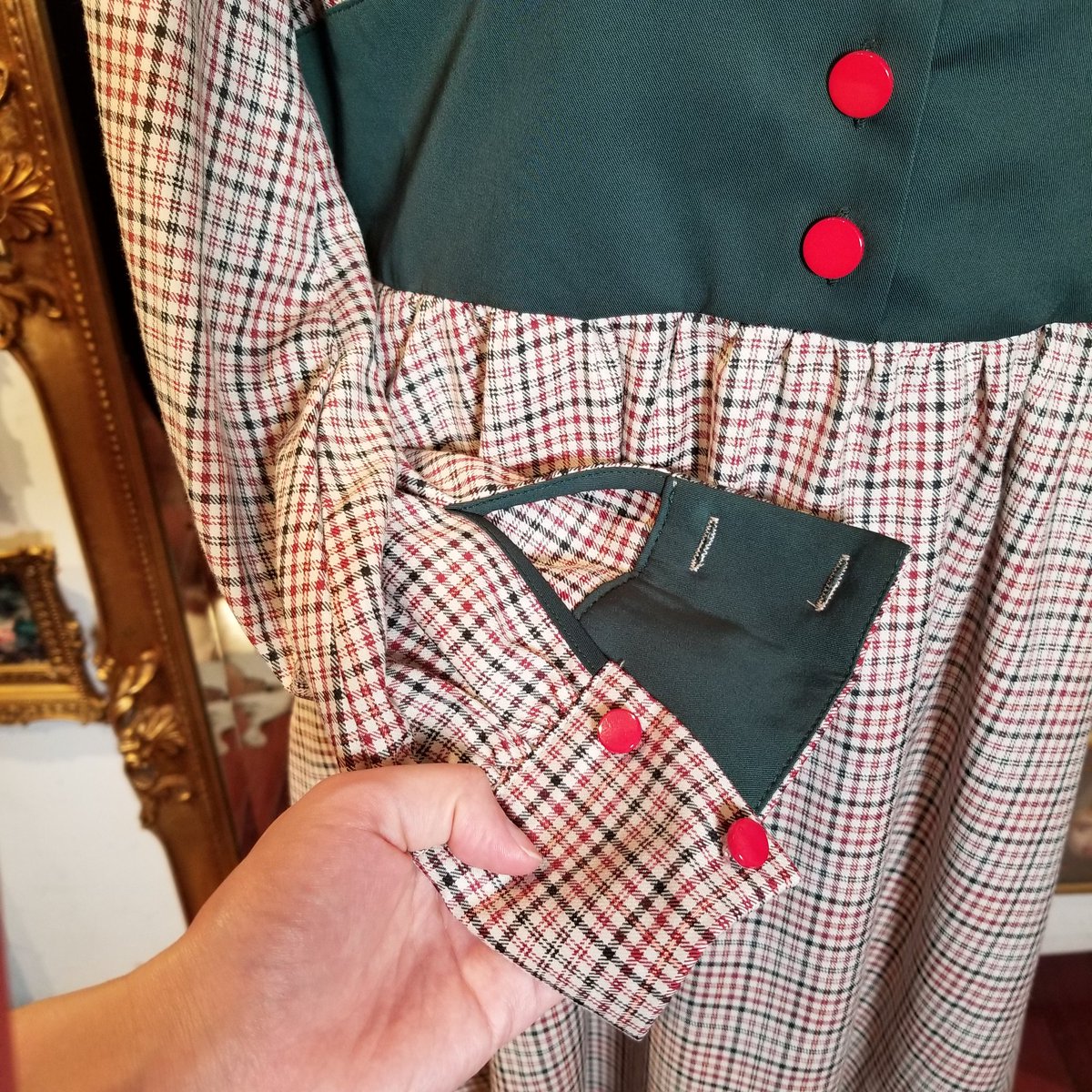 代官山chocolate ショコラータ V Twitter New Item 代官山ショコラータならではの個性的ワンピースも入荷しています 赤と緑が惹き付ける 変わったデザインのワンピースです 袖もしっかりと赤と緑がはいっており統一感ばっちりです 年末まだまだ可愛い