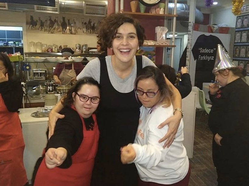 baymagazin's tweet photo. İkinci çocuğuna hamile olan Bergüzar Korel, Down sendromlu gençlerin çalıştığı Down Cafe’ye gitti. Keyifli organizasyonda Gençler, Korel’e yoğun ilgi gösterdi... 😇 #bergüzarkorel #halitergenç #downsendromu #downcafe https://t.co/29mFeZB9BF