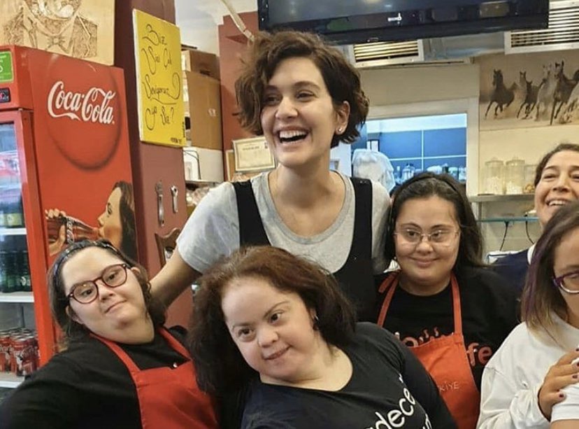 baymagazin's tweet photo. İkinci çocuğuna hamile olan Bergüzar Korel, Down sendromlu gençlerin çalıştığı Down Cafe’ye gitti. Keyifli organizasyonda Gençler, Korel’e yoğun ilgi gösterdi... 😇 #bergüzarkorel #halitergenç #downsendromu #downcafe https://t.co/29mFeZB9BF