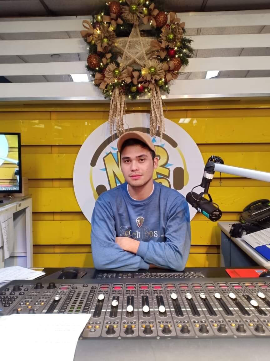 BMhel19's tweet photo. Kinig na ikaw at sabayan ang mga pangmalakasang mix dito sa programang #MORMix mula (5:00p.m. to 8:00p.m.) kasama ang inyong #BisdakNaKalog #BroOnTheGo DJ Kimbo.π
@itskimfranco
Tawag rin sa (3415-1111 o sa 8924-2684)
Listen via live streaming: https://t.co/1rbOOBi4hc. https://t.co/YRrfBgF6ga