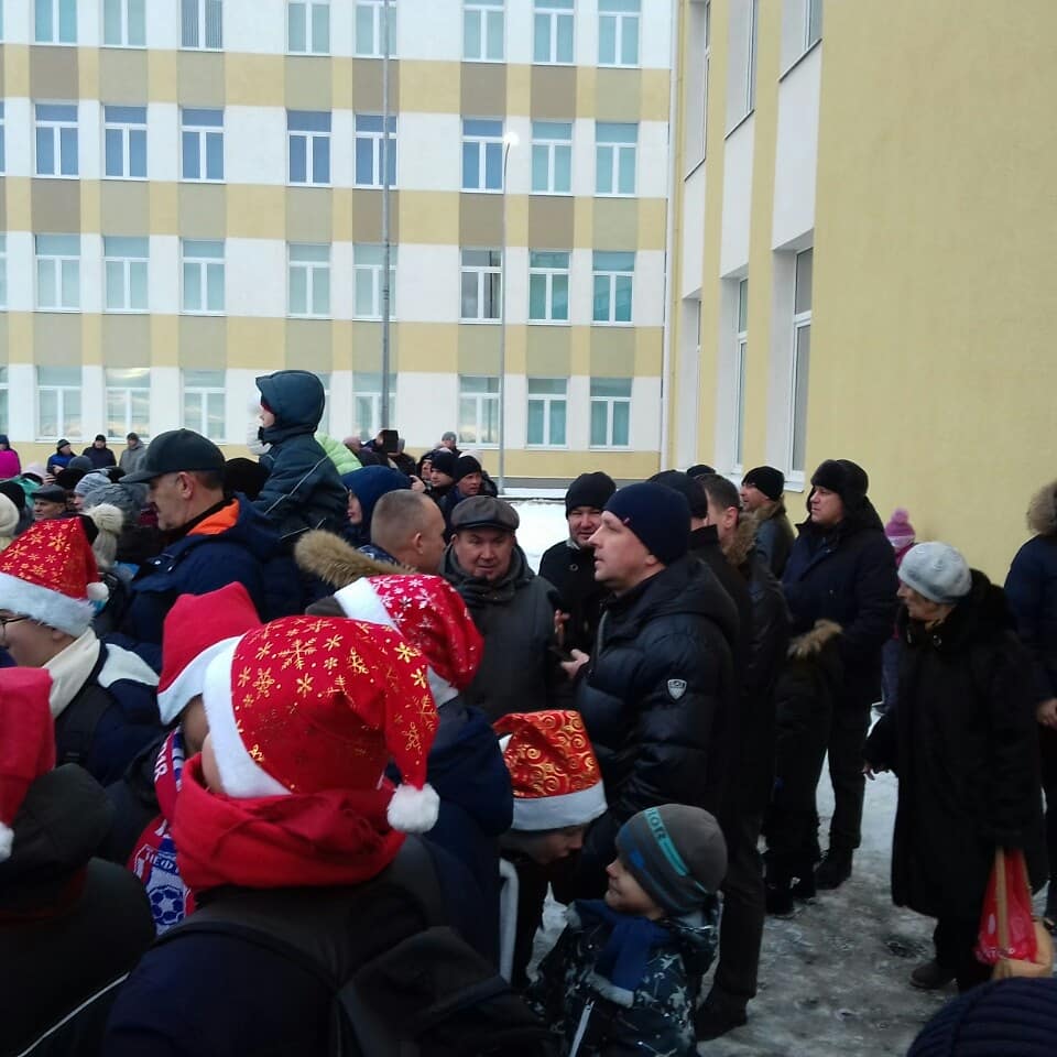 Вчера состоялось открытие хоккейного корта на территории губернаторского лицея. Корт подарен Владиславом Третьяком для детишек микрорайона.