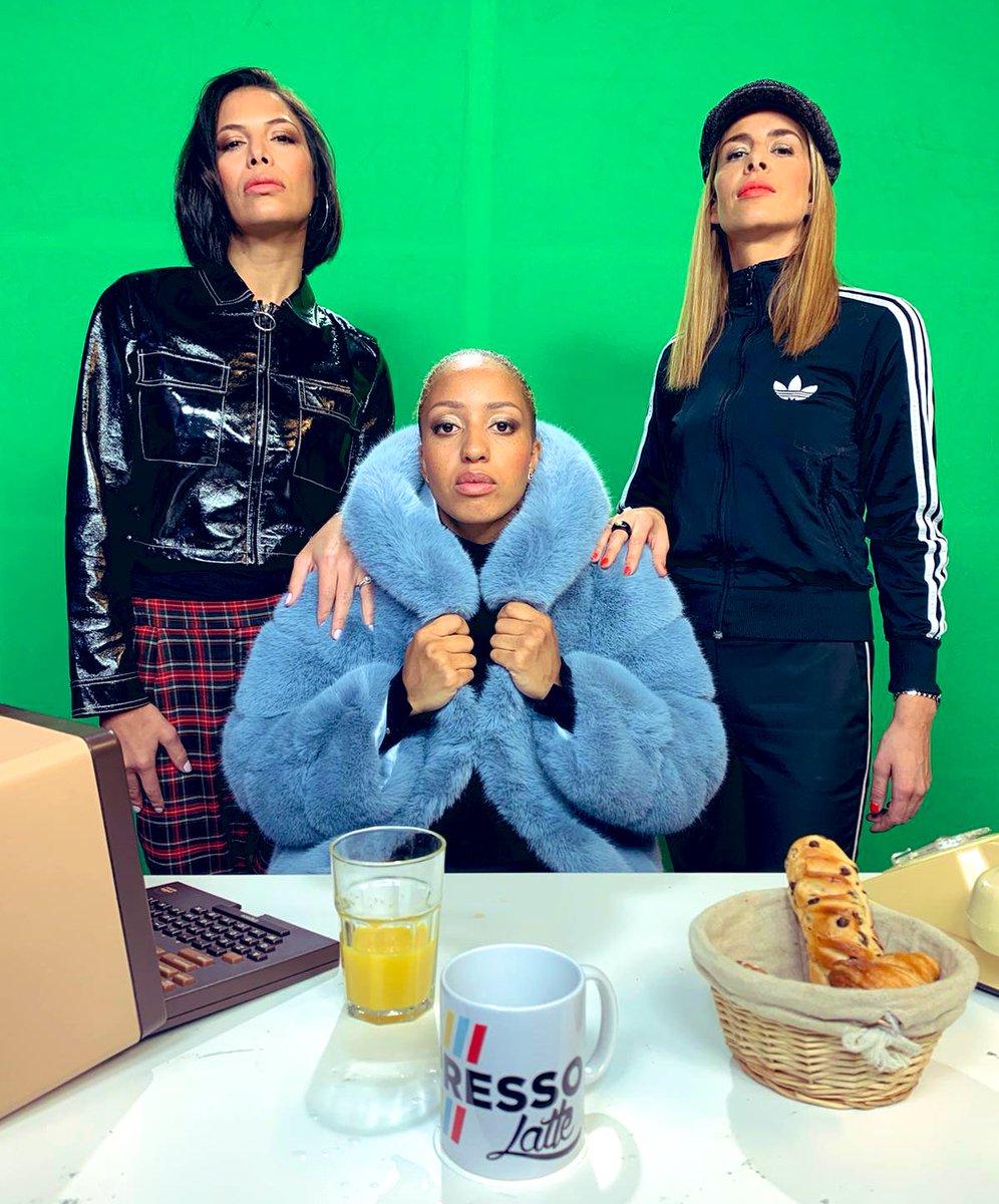 EstelleMossely's tweet photo. On était en place sur @lexpressolatte hier ! En mode patronnes des croissants 🥐 et chanteuses du dimanche 😅 heureusement que @zahonline était là .. 🎤
Merci la team avec @Vanessalemoigne et @GhaniYalouz pour leur good vibes !!  #girlsband @beinsports_fr https://t.co/d3C61MPtep