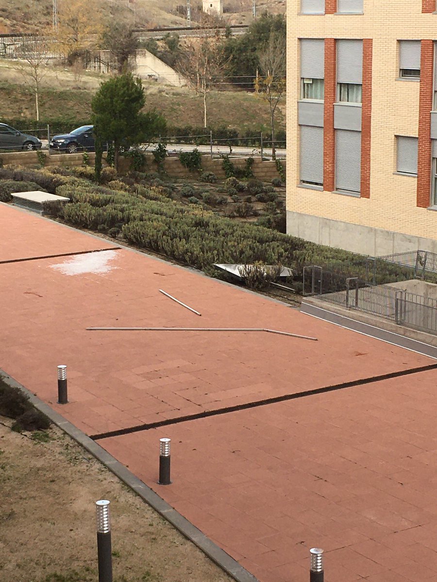 Ornisland's tweet photo. Increíble que pasen estas cosas, el aire de esta noche ha tirado 5 placas solares al patio de un de las viviendas de #lasmil #fidere #trescantos #soslasmil #fondosbuitres #vergüenza , que si pasa durante el día, o se van la carretera... https://t.co/droW1J7uU6