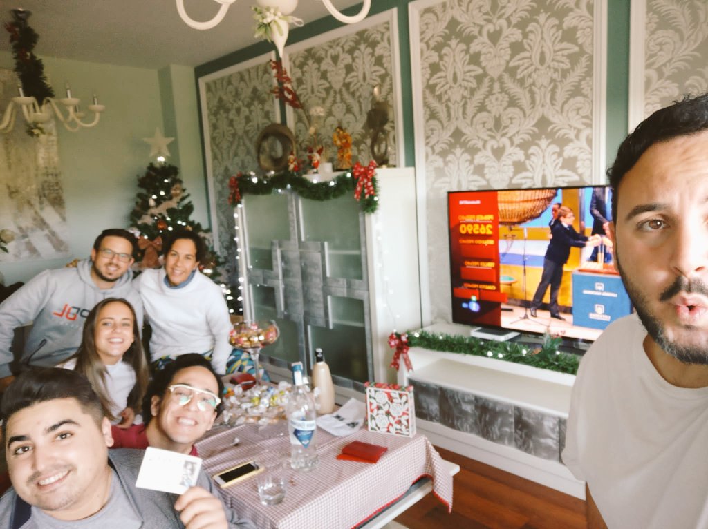 josedaga's tweet photo. #LoteriaRTVE Que la lotería siga reuniéndonos y creando momentos como este, que nunca se pierda la ilusión. https://t.co/t5hgrU0cvE