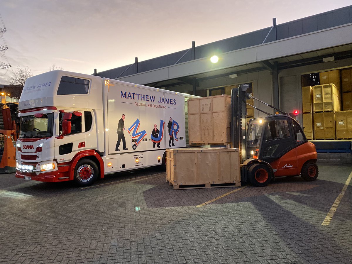 de_machen's tweet photo. Need Storage, you don’t need to look any further the professionals bring the storage to your door!!  just call 01322 251 000 and discuss your requirements with one of our move managers. Why not use an independently assessed ISO9001 &amp; ISO14001 company for your reassurance. https://t.co/Cnue6uinXJ